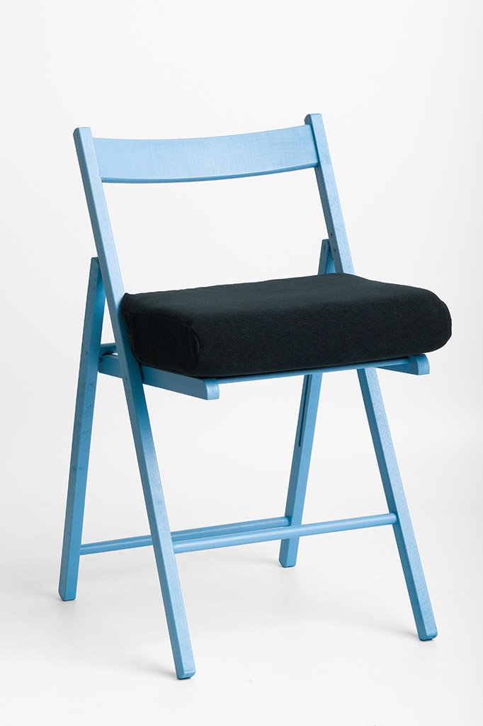 Actyv comfy cushion placed on a blue folding chair